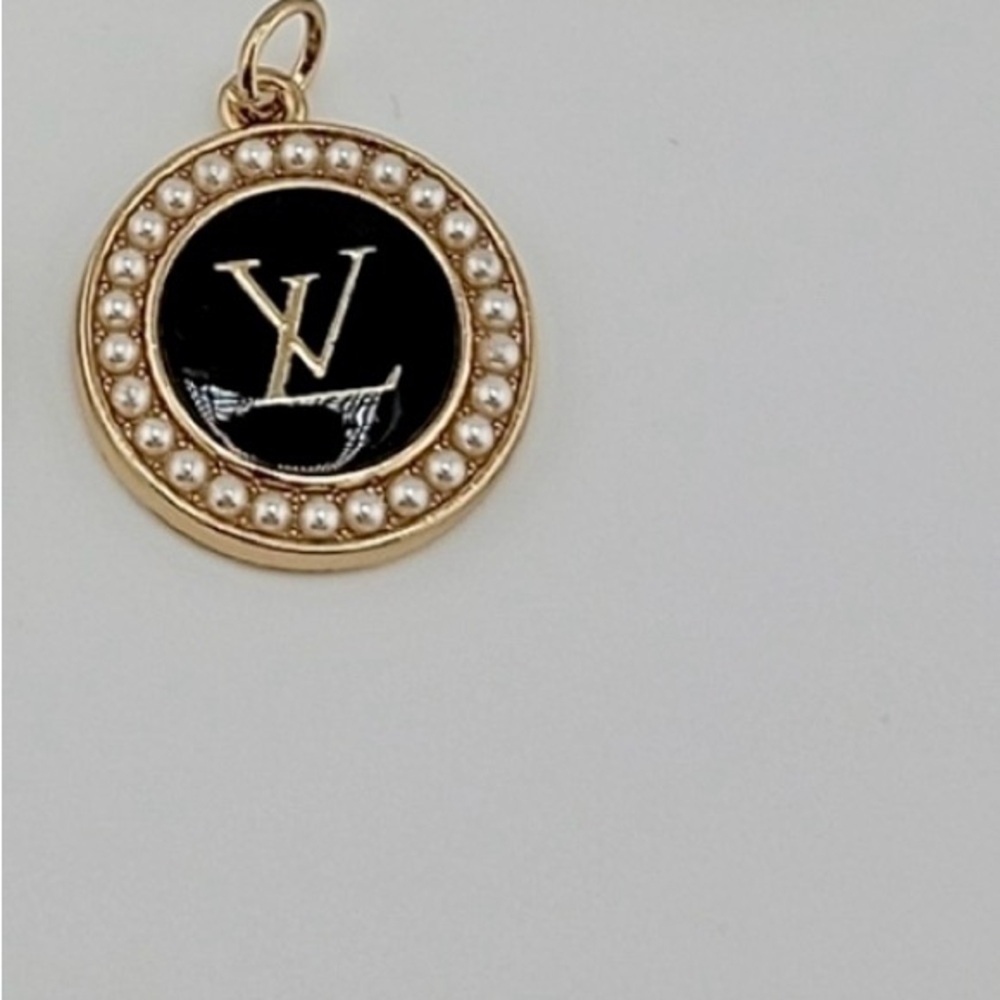 Set: Pull Tag from Louis Vuitton Black and Gold Pearl Pendant with chain